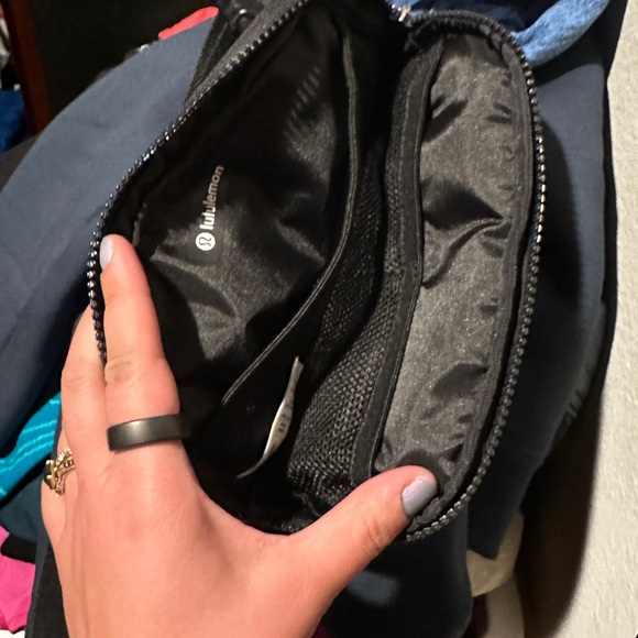 lululemon athletica black puffy Everywhere Belt bag - Picture 2 of 3